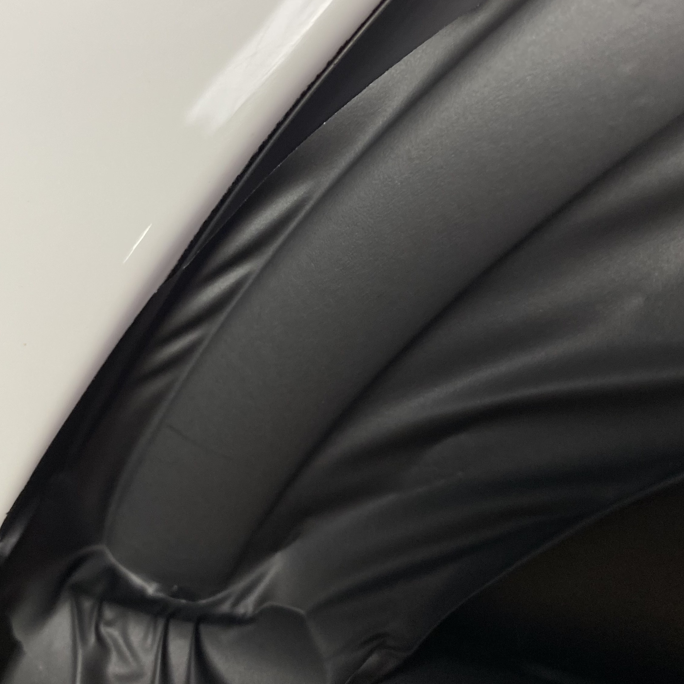 Schwarze Grill Folie Auto Zierleisten zum Folieren von Auto Chromleisten  Frontgrill Exterieur Black Schwarze Folie Optik Paket Glanz Schwarz  Tiefschwarz (5 cm x 10 Meter Länge, Schwarz Hochglanz) : : Auto &  Motorrad